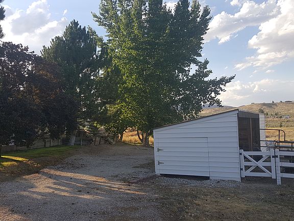 Horse & storage shed