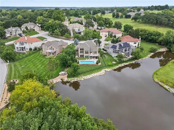 609 NE Persimmon Cir, Lees Summit, MO 64064