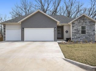 61 E Pine Ln, Reeds Spring, MO 65737