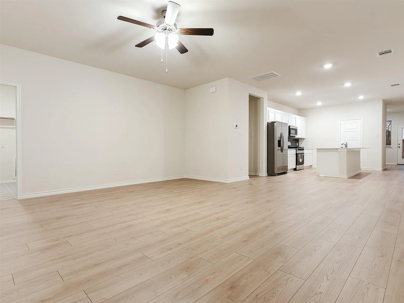 3 bed, 2.5 bath, 1742 sqft, $2,200 — Photo 3