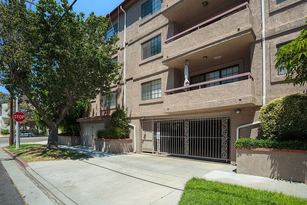 4454 Coldwater Canyon Ave — Photo 3
