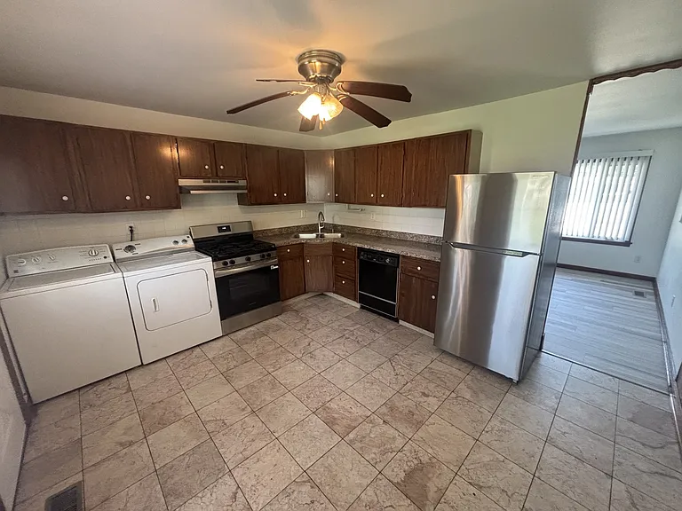 1352 Crestwood Dr — Photo 7
