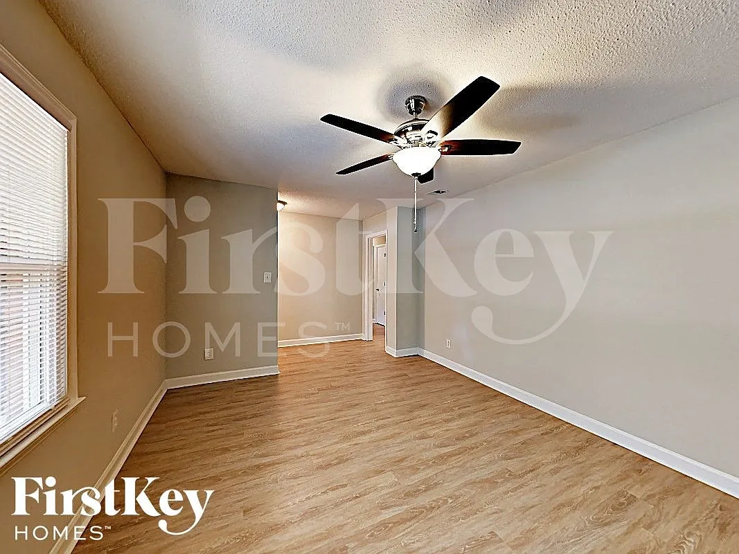 3 bed, 1.5 bath, 1300 sqft, $2,280 — Photo 3