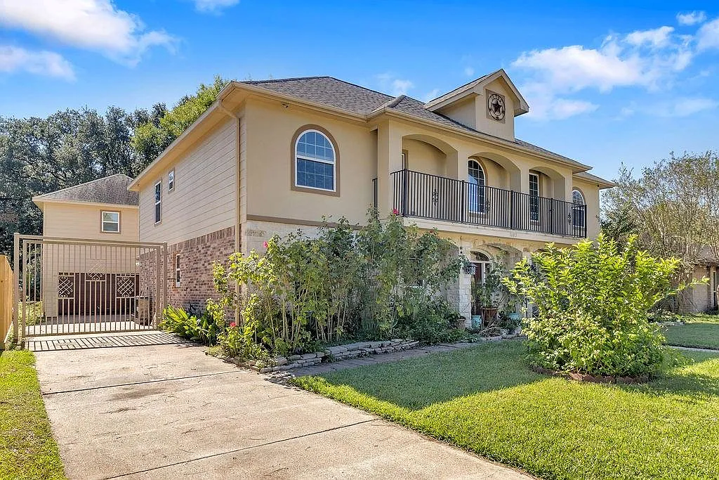6 bed, 4.5 bath, 4339 sqft, $3,500 — Photo 1