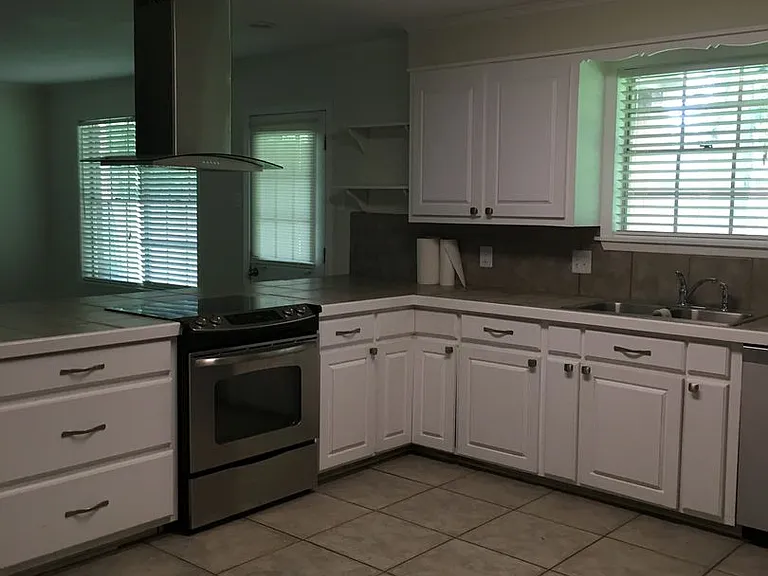 1120 Wylie Dr — Photo 4