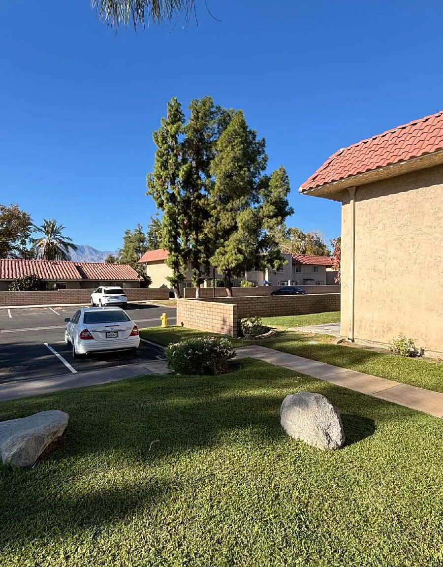 2 bed, 1.5 bath, 1024 sqft, $1,900 — Photo 2