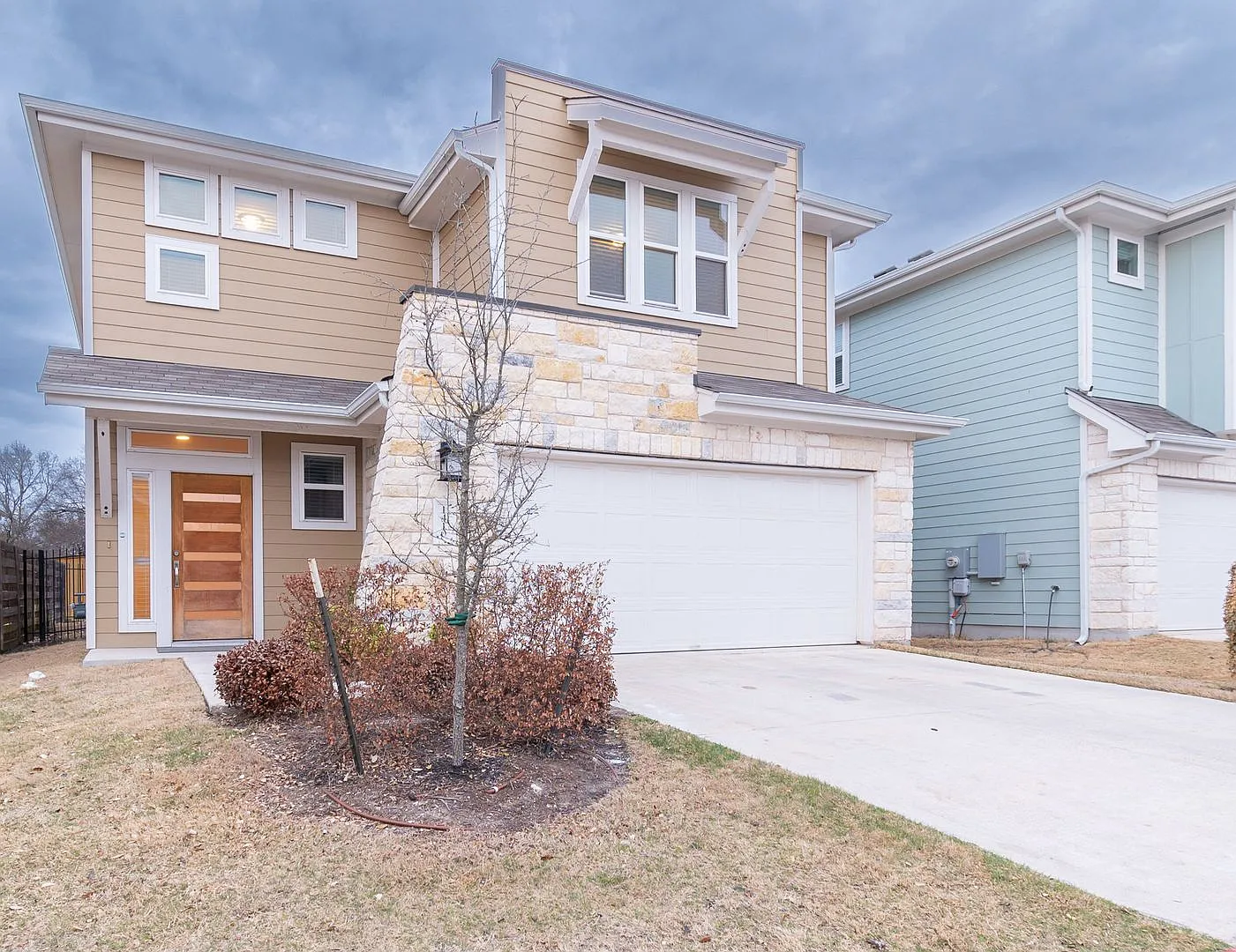 Huge Home in Perfect South Austin Location — Photo 1