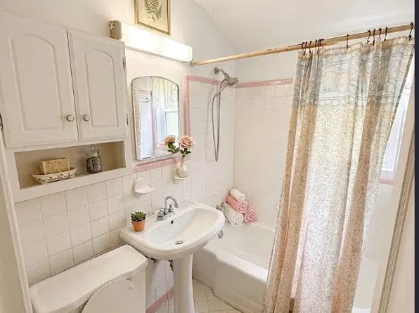 2700 Woodley Pl, Falls Church, VA 22046