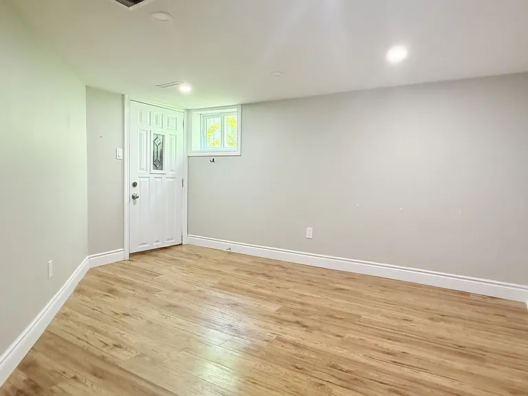 1396 Lillian Ave #LOWER — Photo 4