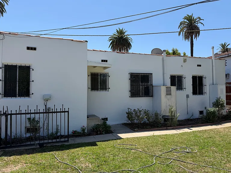 1147 S Victoria Ave — Photo 16