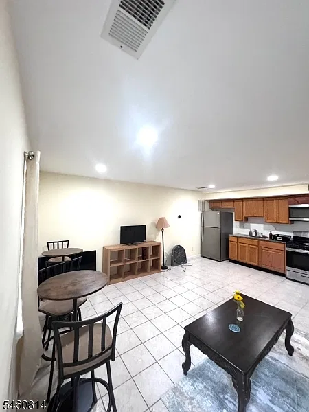 2 bed, 1.0 bath, 750 sqft, $2,200 — Photo 2