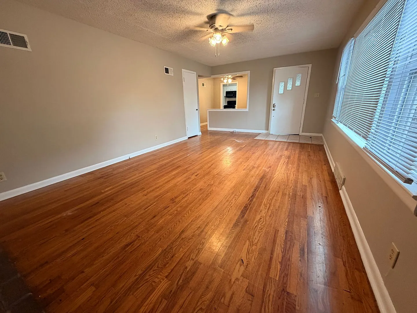2 Bed / 1 Bath House w/ garage and fenced in backyard. — Photo 4