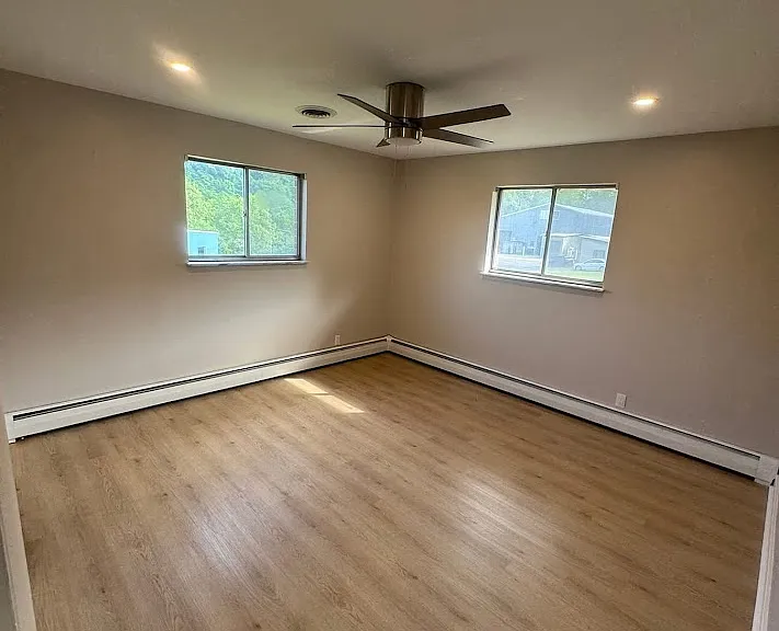 645 E Brockway Ave — Photo 4