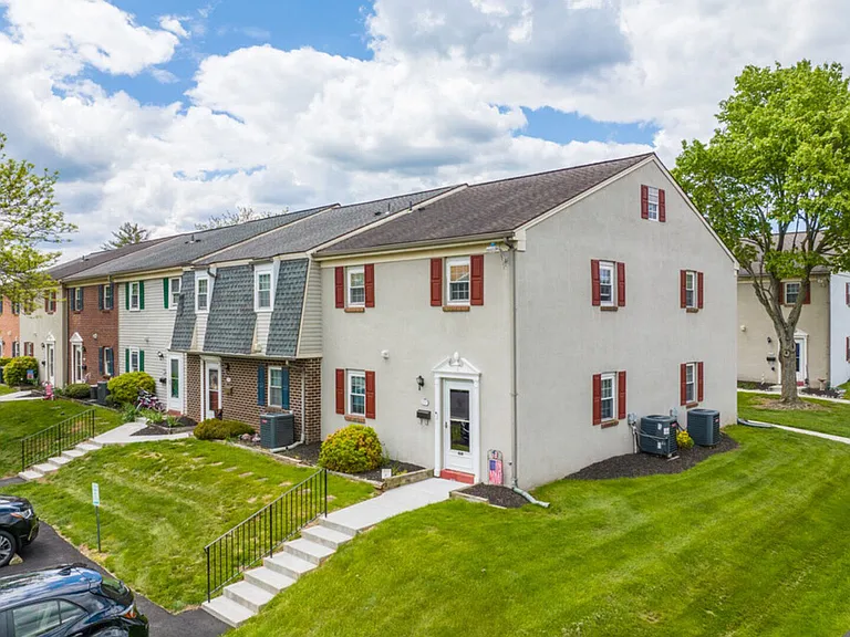 Pottsgrove Townhomes — Photo 24