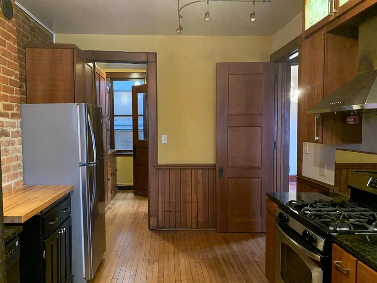 Eat-in or walk-thru kitchen
