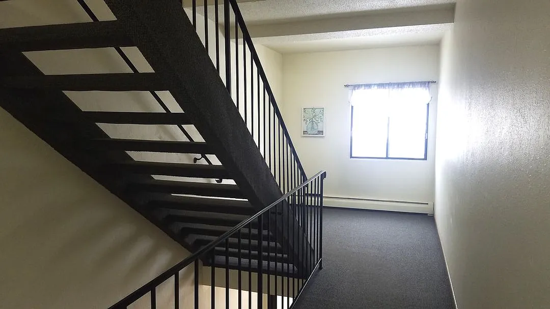 Wide nice hallways - Round Lake Estates