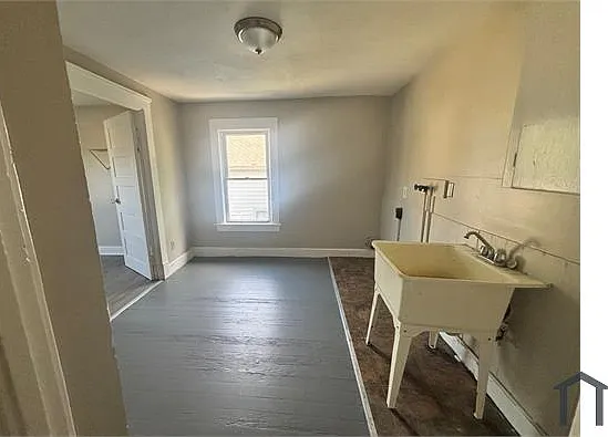 323 W 25th St — Photo 15