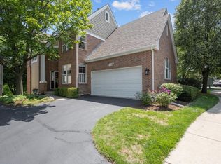 914 Viewpointe Dr, St Charles, IL 60174