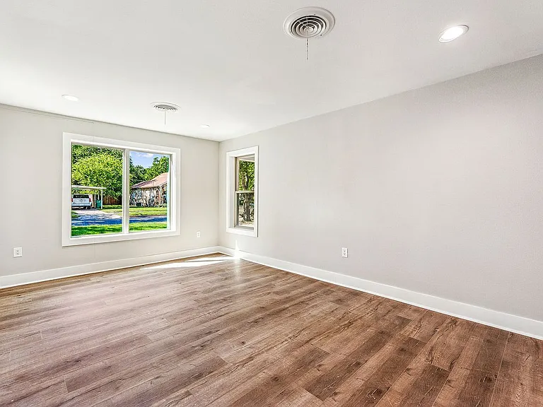 302 W Collins St — Photo 8