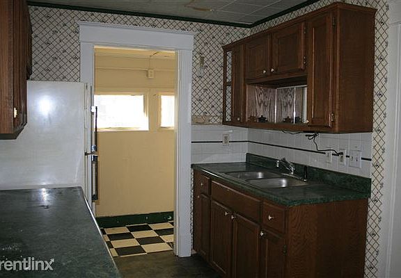 210Lathrop-kitchen