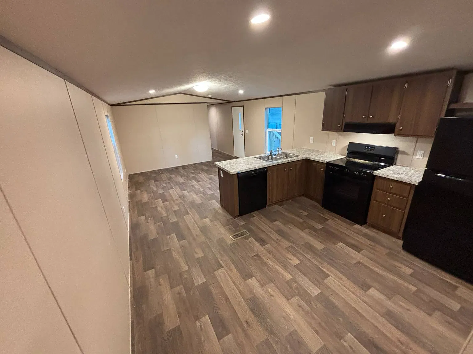 3 bed, 2.0 bath, 924 sqft, $950 — Photo 3