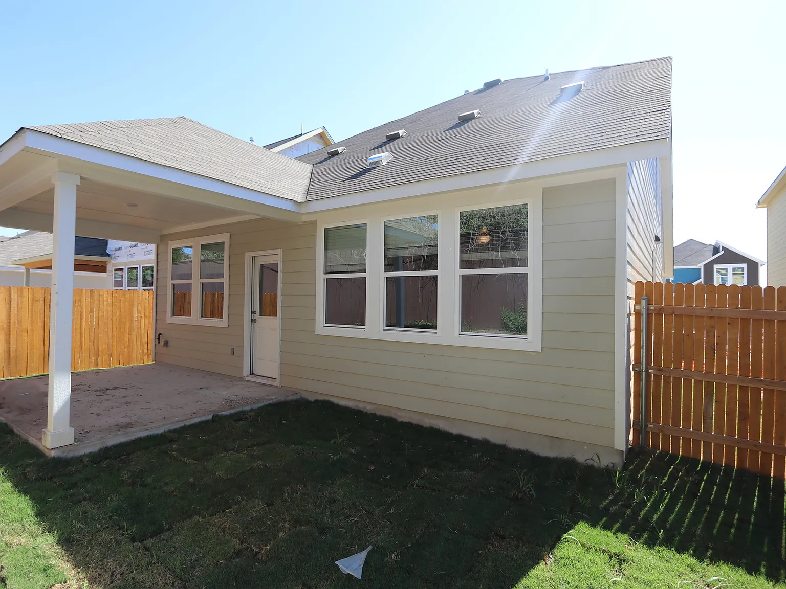 3 bed, 2.5 bath, 1864 sqft, $2,295 — Photo 4