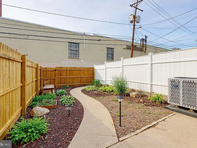 2320 W Lexington St — Photo 32