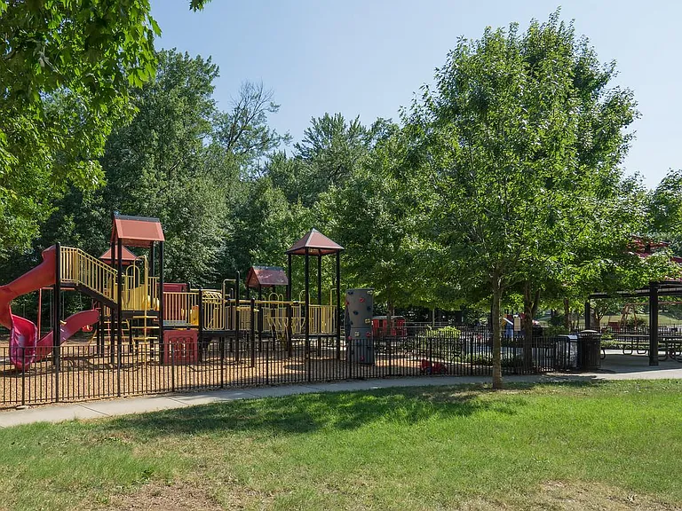 202 S Courthouse Rd — Photo 29