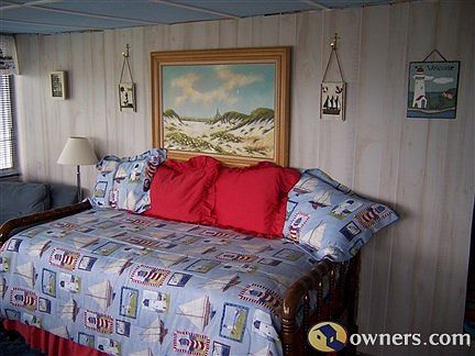 Day bed with pop up unit