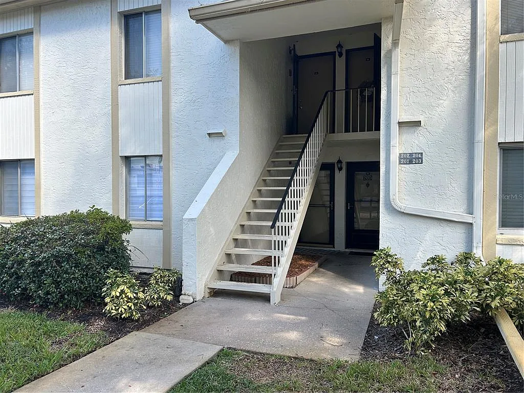 2 bed, 2.0 bath, 1054 sqft, $1,900 — Photo 2