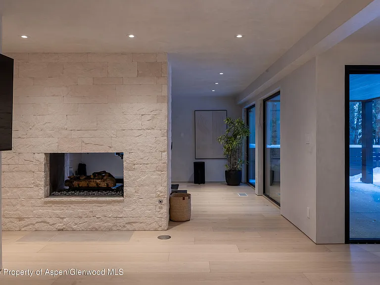 609 W Francis St — Photo 22
