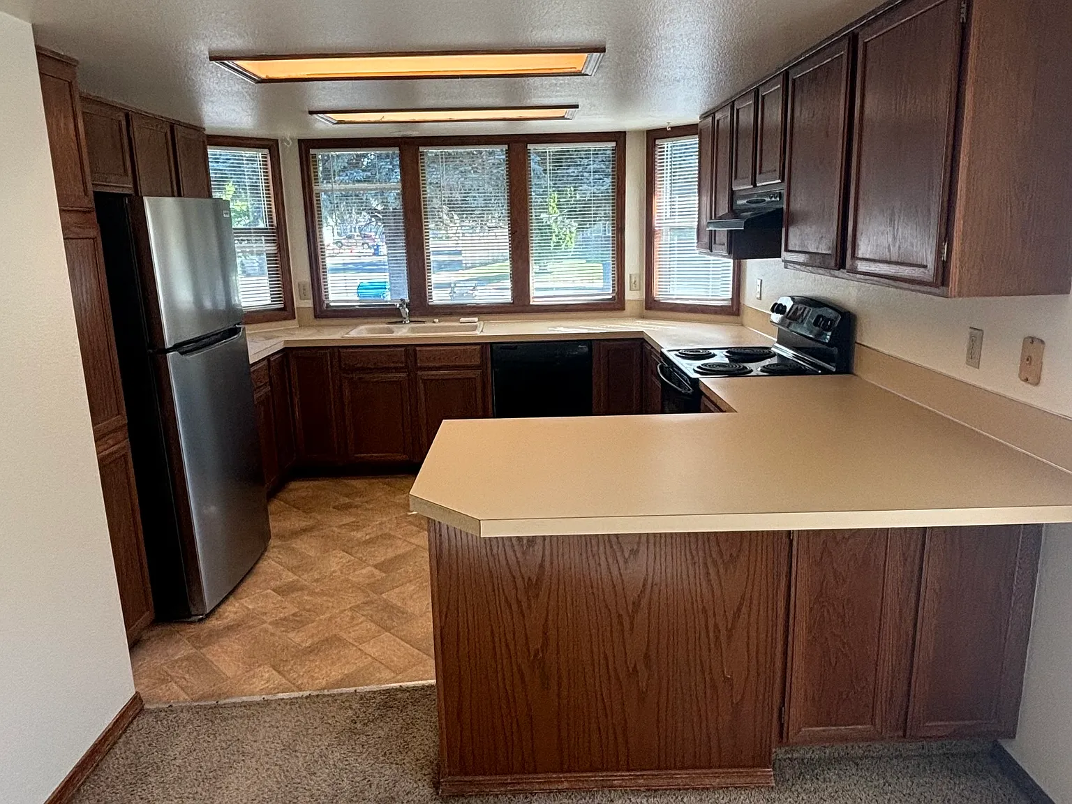 3 bed, 1.5 bath, 1172 sqft, $2,200 — Photo 2
