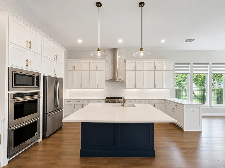 350 Pearland Dr — Photo 2