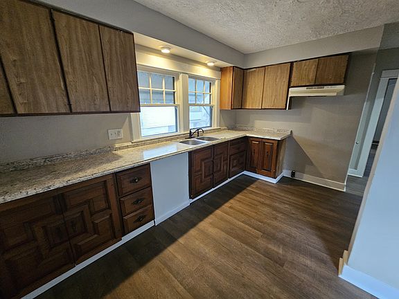 4th image of 40 E Bruce Ave