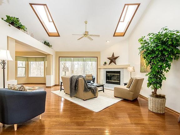 5th image of 228 Kingsmeadow Ln
