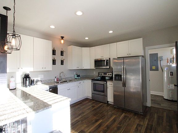 5th image of 124 E Emerald Ave