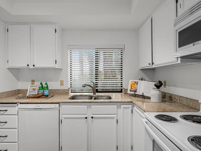 412 10th St #B202 — Photo 5