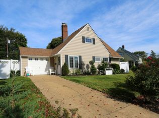 42 Wheelbarrow Ln, Wantagh, NY 11793