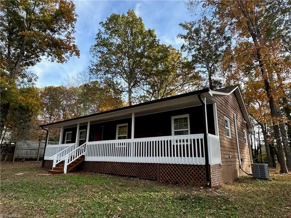7911 Pumpkin Ridge Rd, Kernersville, NC 27284