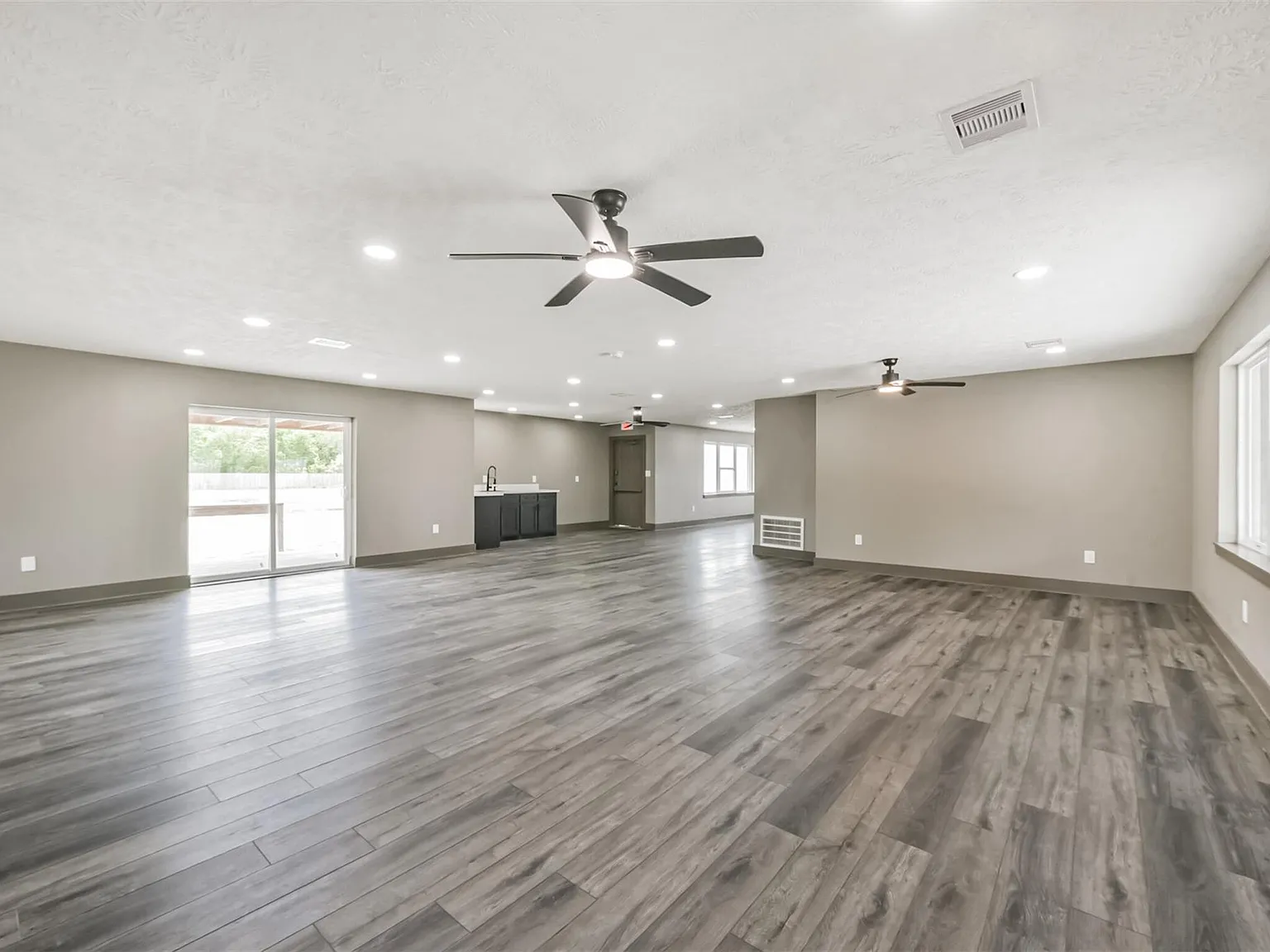 3 bed, 2.0 bath, 2951 sqft, $3,500 — Photo 4