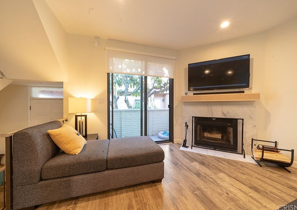 1st image of 6540 Hayvenhurst Ave Unit 4
