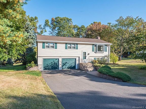 3rd image of 39 Montauk Dr