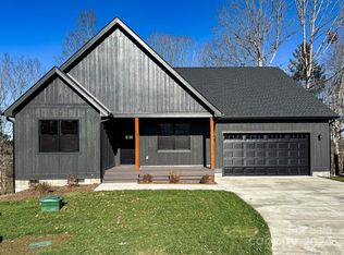 239 Byron Forest Dr, Horse Shoe, NC 28742