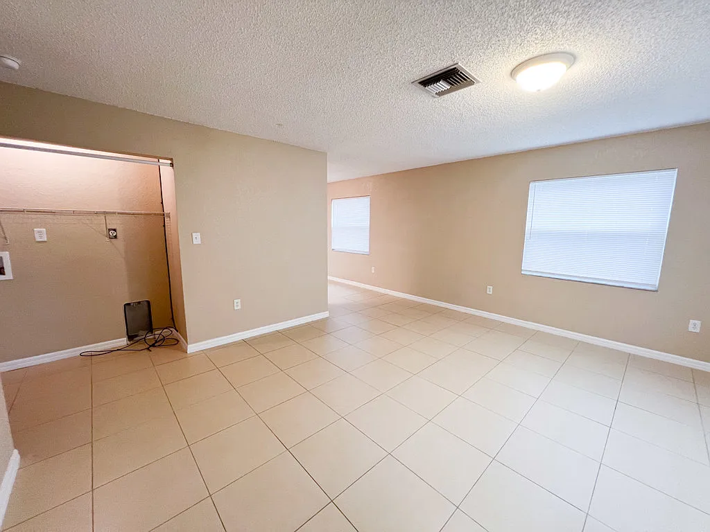 Well-Maintained 2-Bedroom Duplex Near Downtown Eustis — Photo 4