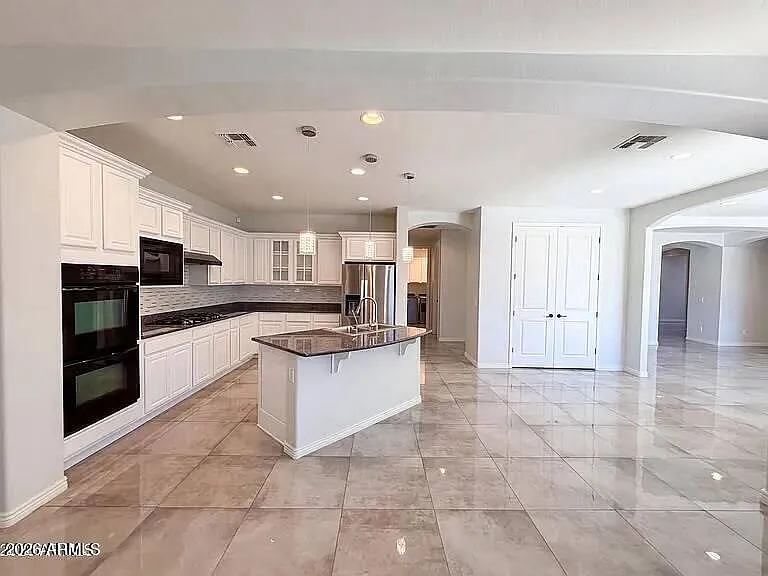 550 S Emerson St — Photo 4