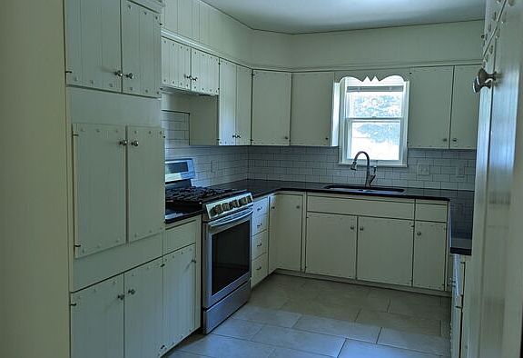 5th image of 809 NW 8th St