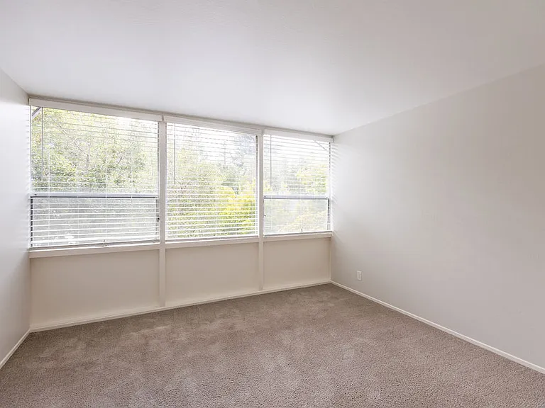 Royal Pines — Photo 32