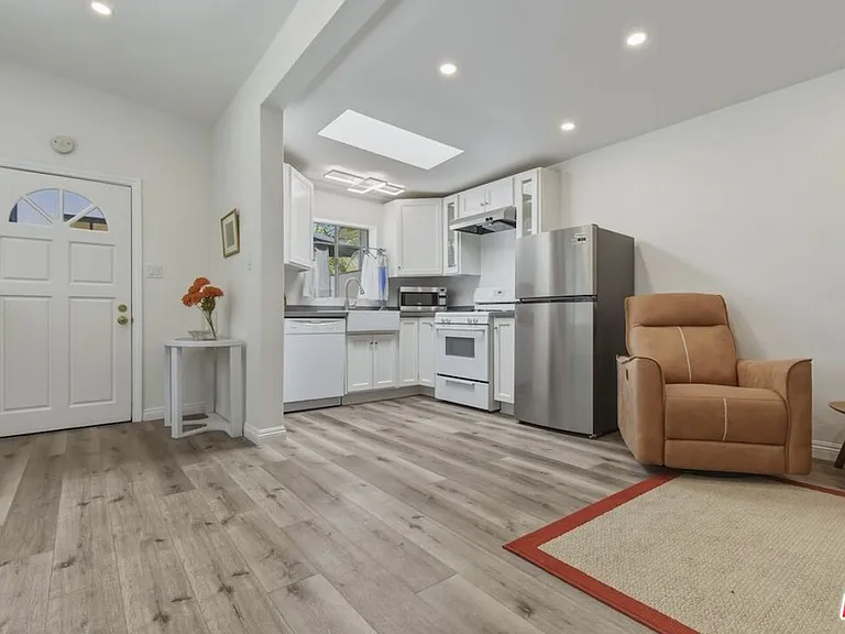 653 N West Knoll Dr — Photo 23