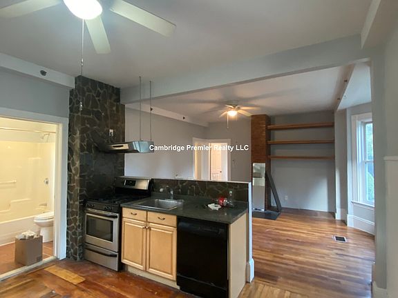 3rd image of 46 Pinckney St
