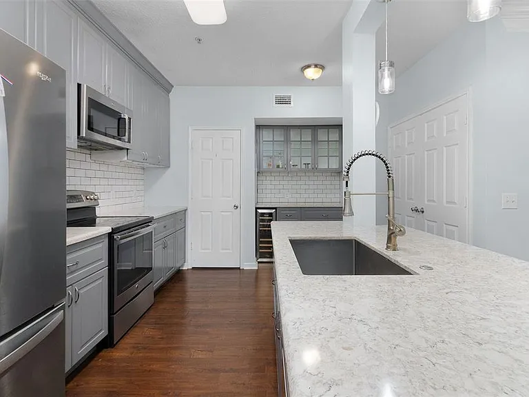 233 Goldenrain Dr #202 — Photo 6
